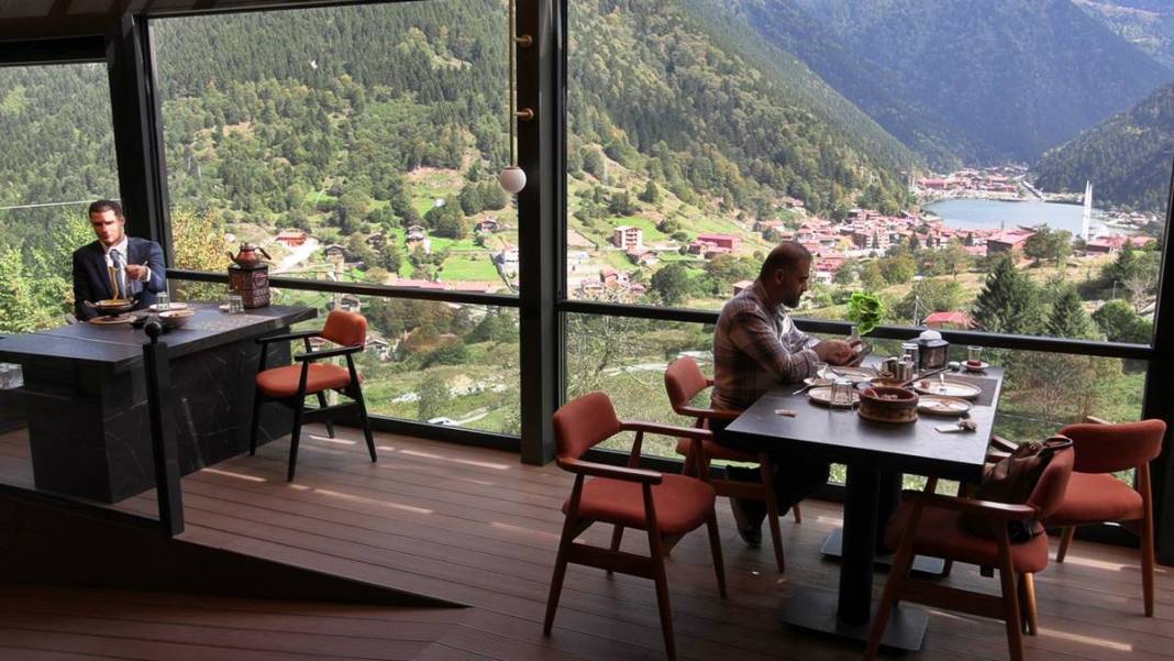 Uzungöl'de Ronaldo sürprizi: Kuymak yiyip çay içti! Görenler şaştı kaldı, fotoğraf çektirdi 14